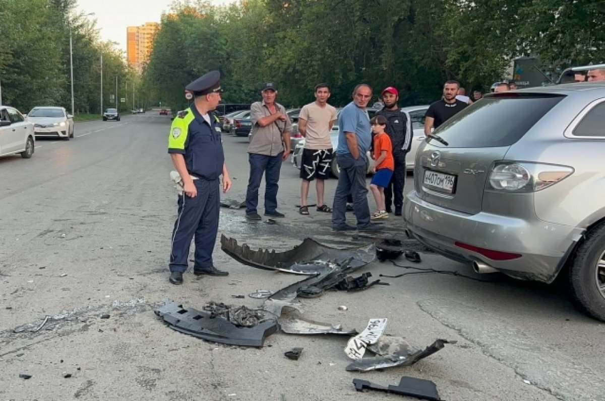    Шесть человек, из них трое детей и пешеход, пострадали в ДТП на Урале