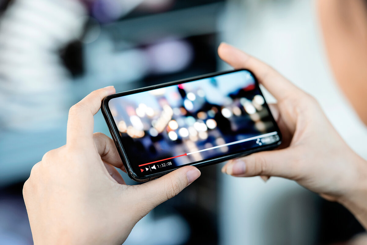 Абонентов смартфон. Тенденции видеорекламы. Преимущество видеоролика. Watching Phone. Видеоконтент
