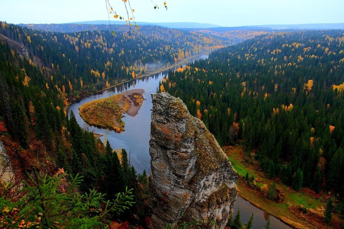 Природа региона. Река Усьва Пермский край. Усьва Усьвинские столбы. Урал, Пермский край, река Усьва, скала "чёртов палец".. Урал река Усьва.