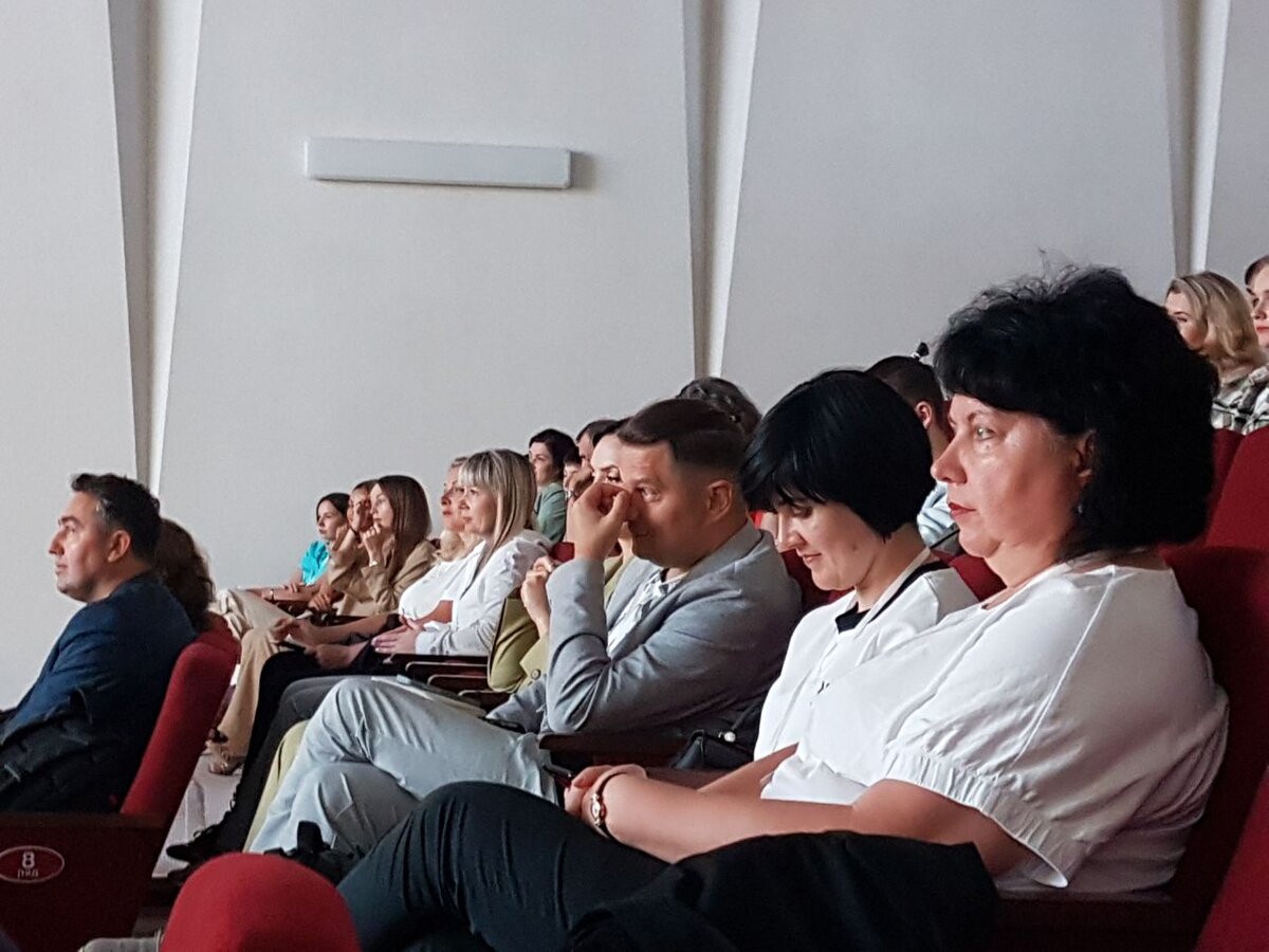 Участники фестиваля-конкурса на просмотре туристских видео