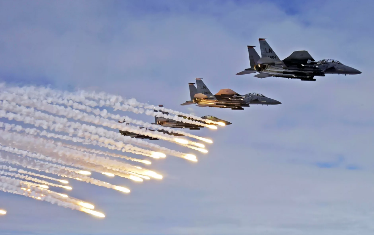 Aircraft rocket. MCDONNELL Douglas f-15 Eagle Flares. F-15 E chaff Flare. F-15 Eagle. F 16 Falcon.