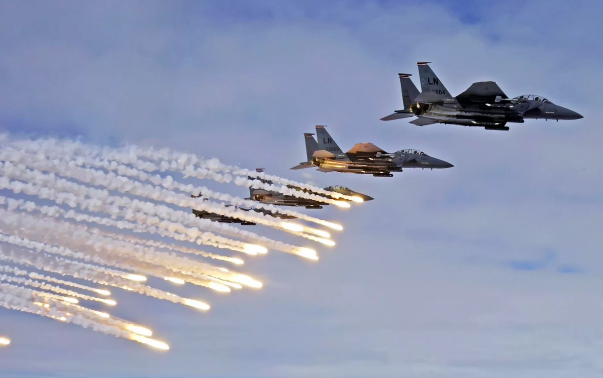 Missiles aircraft. MCDONNELL Douglas f-15 Eagle Flares. F-15 E chaff Flare. F-15 Eagle. F 16 Falcon.