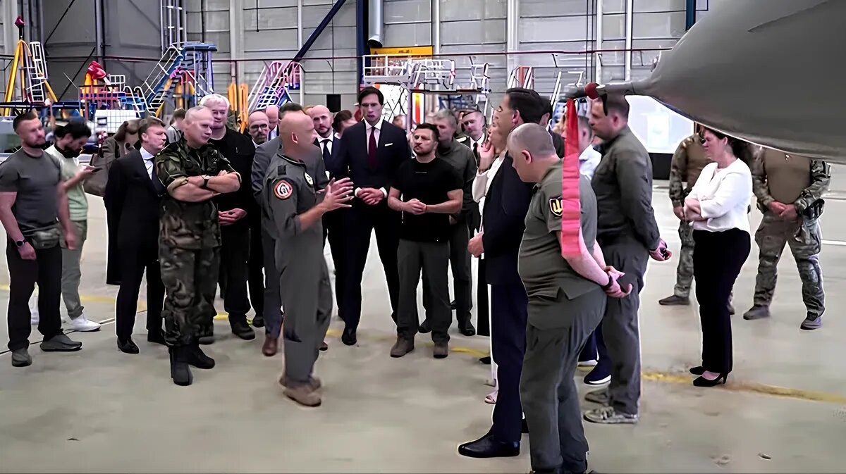 Марк Рютте и Дмитрий Зеленский возле истребителя F-16. Фото: кадр из видео