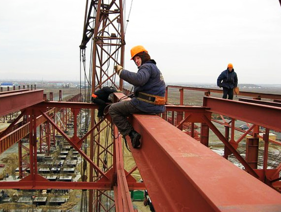 Работа монтажником стальных и железобетонных. Монтажник. Монтажник железобетонных конструкций. Монтажник железобетонных конструкций. Стропальщик с краном.