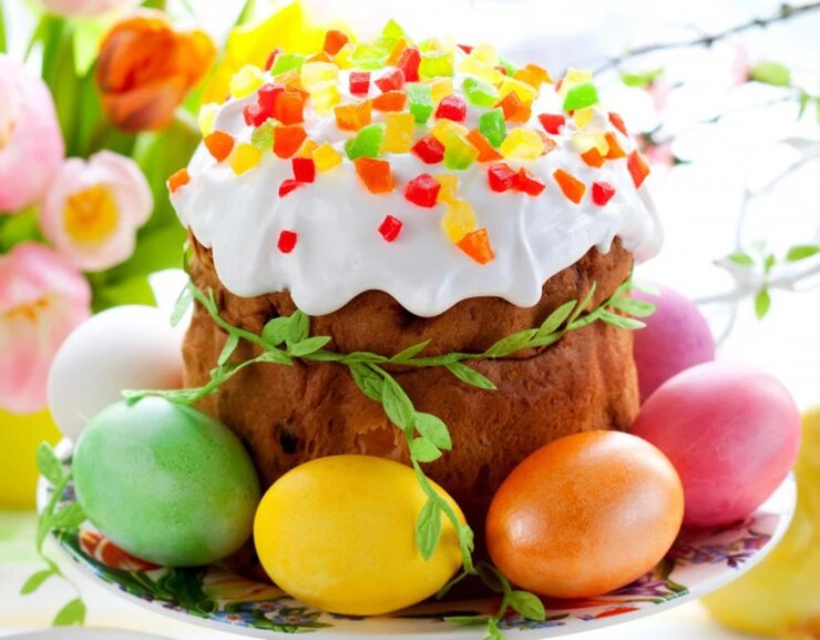 Кулич и яйца на Пасху