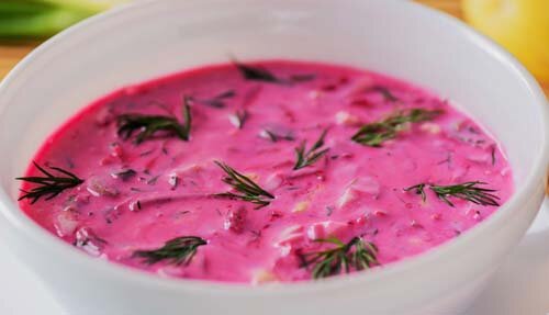 1. Кефирно-свекольный.  Вам понадобятся: однопроцентный кефир (1 л.), вареная свекла (2-3 шт.),  огурцы (2 шт.), чеснок (5-7 зубчиков), укроп, петрушка, зеленый лук,  соль, перец – по желанию. Приготовление: трем на терке свеклу, огурец и  чеснок, затем перекладываем в глубокую миску или кастрюльку, добавляем  кефир, зелень, соль и специи, все тщательно перемешиваем и супчик готов!  Совет: чтобы усилить освежающий эффект, поставьте суп на 30 минут в холодильник.