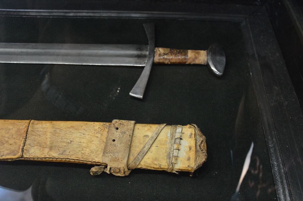 Меч св. Маврикия и его ножны. Датирован XIII веком, хранится в Турине.