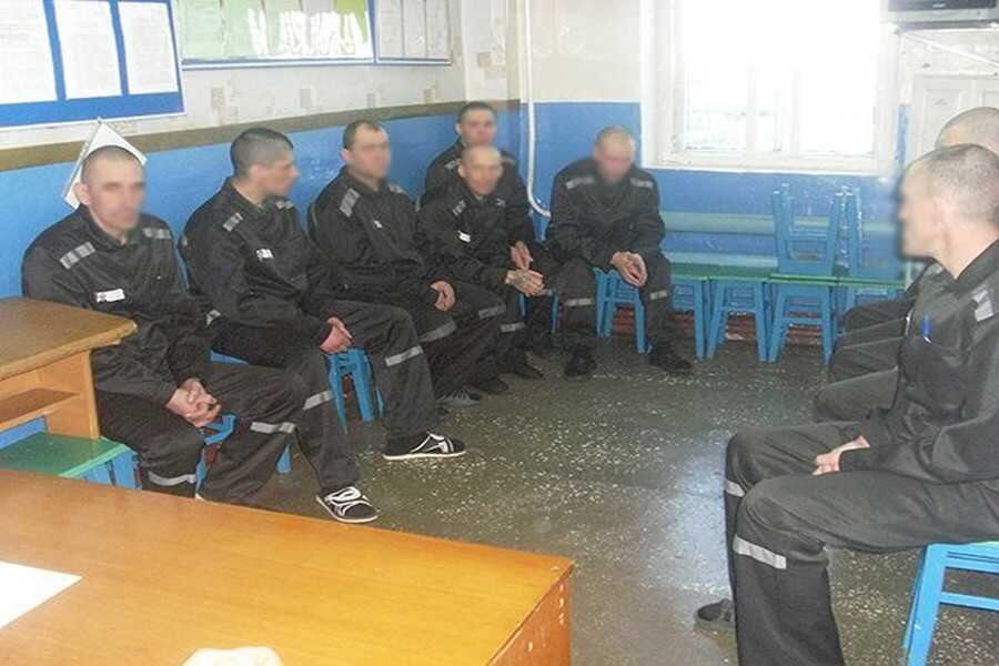 В Хакасии возбуждено уголовное дело в отношении директора фирмы, которая в течение 2018 года в нарушение условий заключенных госконтрактов по государственному оборонному заказу на поставку товара, поставила в адрес учреждений УФСИН по Хакасии творожный продукт под видом творога.