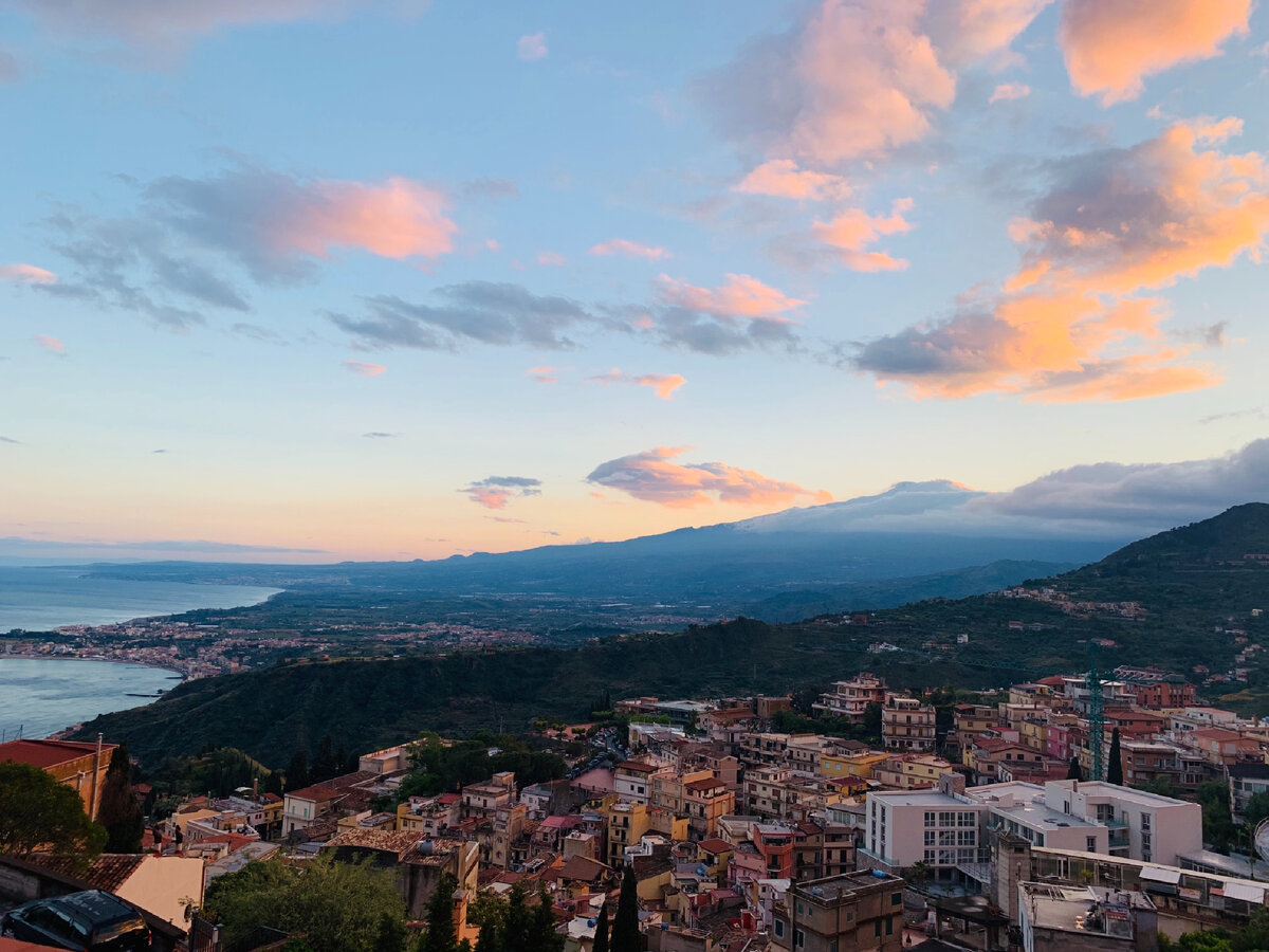 Вид на вечернюю Таормину