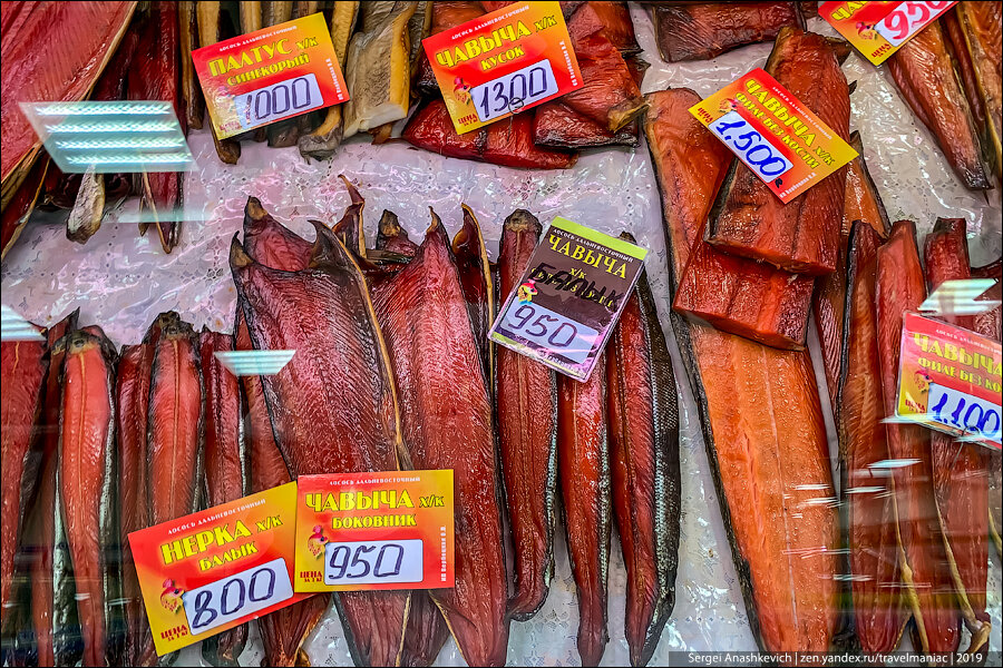 Рыба в петропавловске камчатском. Рыбный рынок Камчатка. Камчатская рыба. Рыба на Камчатском рынке. Рыбная продукция Камчатки.