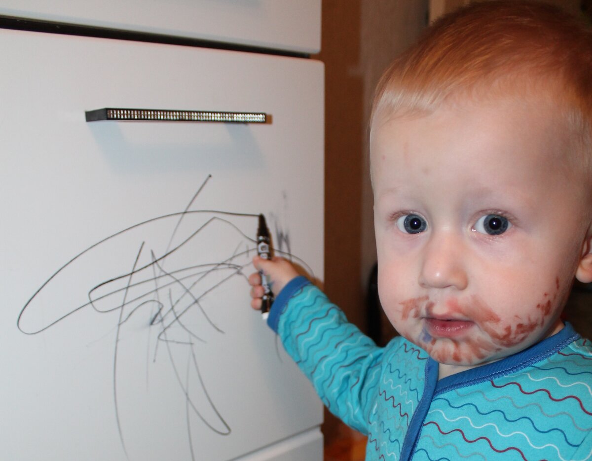 Ребенок изрисовал. Дети изрисовали обои. Ребенок разрисовал обои. Ребенок раскрашивает. Ребенок раскрасил.