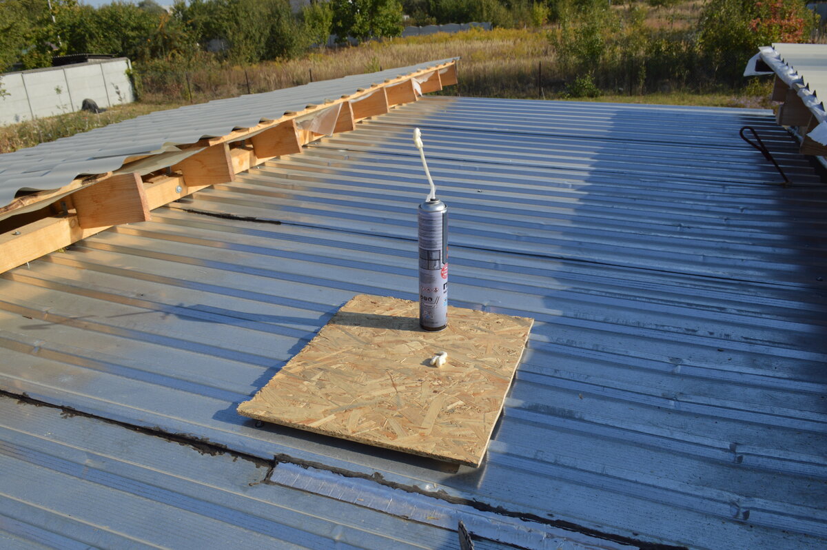 Заделал все стыки возле водостока строительной пенкой