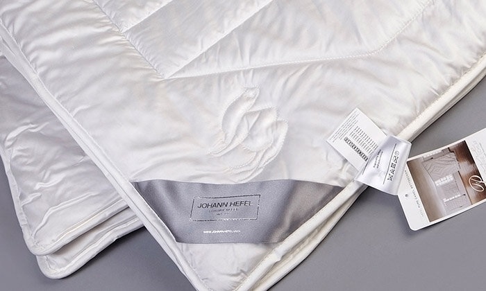 
В стиральной машине верблюжье одеяло стирают в режиме «Шерсть» или «Деликатная стирка» при температуре 30°С. Отжим должен быть мягким и щадящим.
