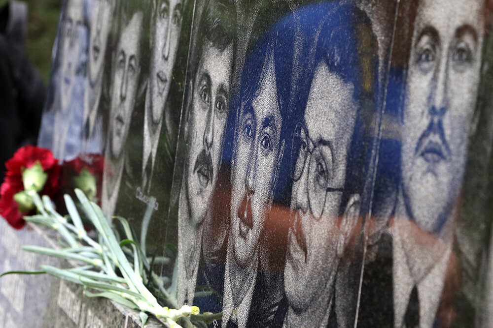 Возложение цветов к памятнику морякам-севастопольцам, погибшим на атомном ракетном подводном крейсере «Курск», в Севастополе.
Алексей Павлишак/ТАСС