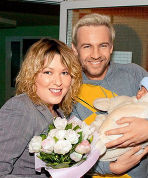 Ирина Дубцова с новорожденным сыном и бывшим мужем