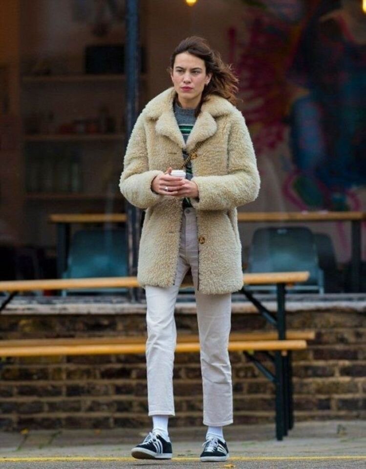 Белые джинсы и «продолжают» их белые носки