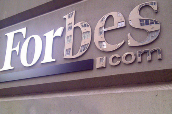 В журнале Forbes был опубликован рейтинговый список самых крупных зарубежных корпораций по параметру доходности в Российской Федерации за прошедший год. Изданием принято в учет только компании, в которых зарубежным владельцам принадлежит более половины уставного капитала. 
На сегодняшний день топовая десятка определена – это:

«Ашан», «Атак» с частью полученных доходов на территории России в общей сумме по всему миру 9% (компания лидирует, начиная с 2015 года);
«Тойота Мотор» – 2%;
«Дж. Т. И. Россия» — 24%;
«ФМСМ» — 16%;
«Фольксваген Груп Рус» — 2%;
«Леруа Мерлен Восток» — 16%;
«Пепсико Холдингс» — 6%;
Kia Motors — 8%;
IKEA– 8%;
«Метро Кэш энд Керри» — 10%.
По данным Forbes, итоговая сумма выручки пятидесяти крупных зарубежных корпораций в России по результатам прошлого года возросла на 10,2% до 6,4 трлн. руб. Наибольшей степенью зависело от российских рыночных условий финское предприятие Nokian Tures. Доля его выручки в РФ равнялась 43,5%.

Накануне журнал Forbes также объявил список частных компаний Российской Федерации. Во главе рейтингового списка уже семь лет подряд находится «Лукойл».

Общий размер выручки корпорации по нефтепереработке составил в прошлом году 8 трлн. рублей. На втором месте расположилось предприятие «Сургутнефтегаз», на третьем – X5 Retail Group.