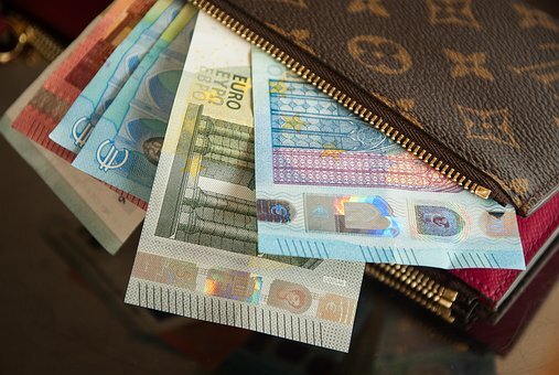 ИХ ВСЕГО 5: ЗНАКИ ЗОДИАКА К КОТОРЫМ В 2020 ГОДУ ДЕНЬГИ ПОСЫПЯТСЯ С НЕБЕС