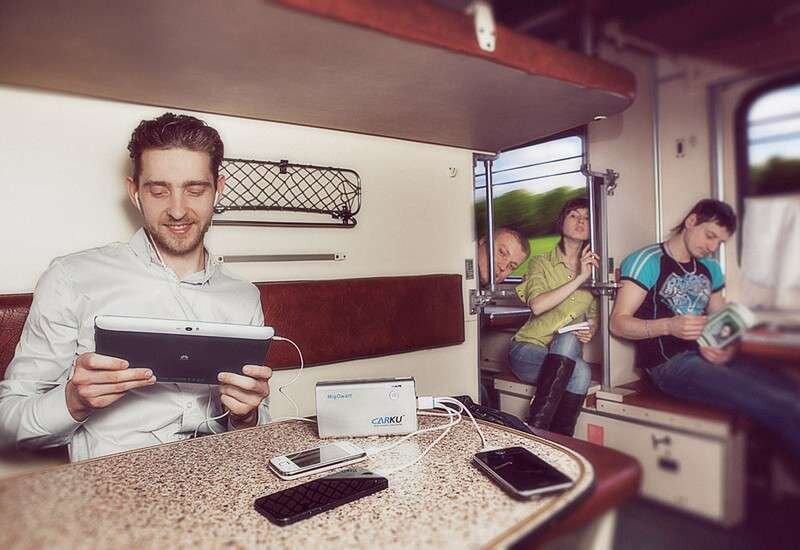 Зарядить телефон в плацкарте. Wi Fi в поезде. Мобильный интернет в поезде. Вай фай в электричке. Ноутбук в поезде.