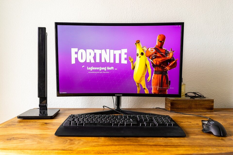 https://pixabay.com/photos/fortnite-workplace-video-game-pc-4077483/
