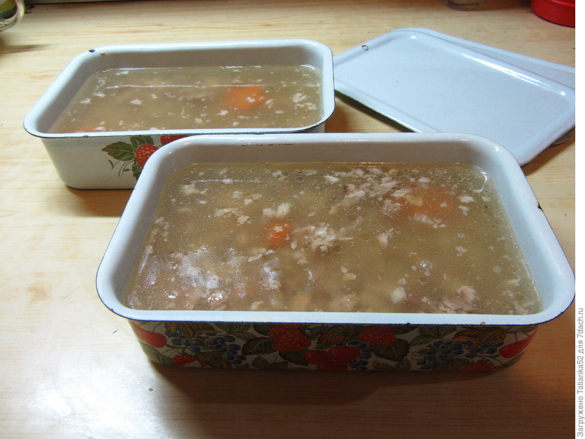 правильное приготовление холодца. можно ли холодец разлить на следующий день. оборудование для приготовления холодца. холодец через мясорубку с чесноком без желатина. холодец замороженный.