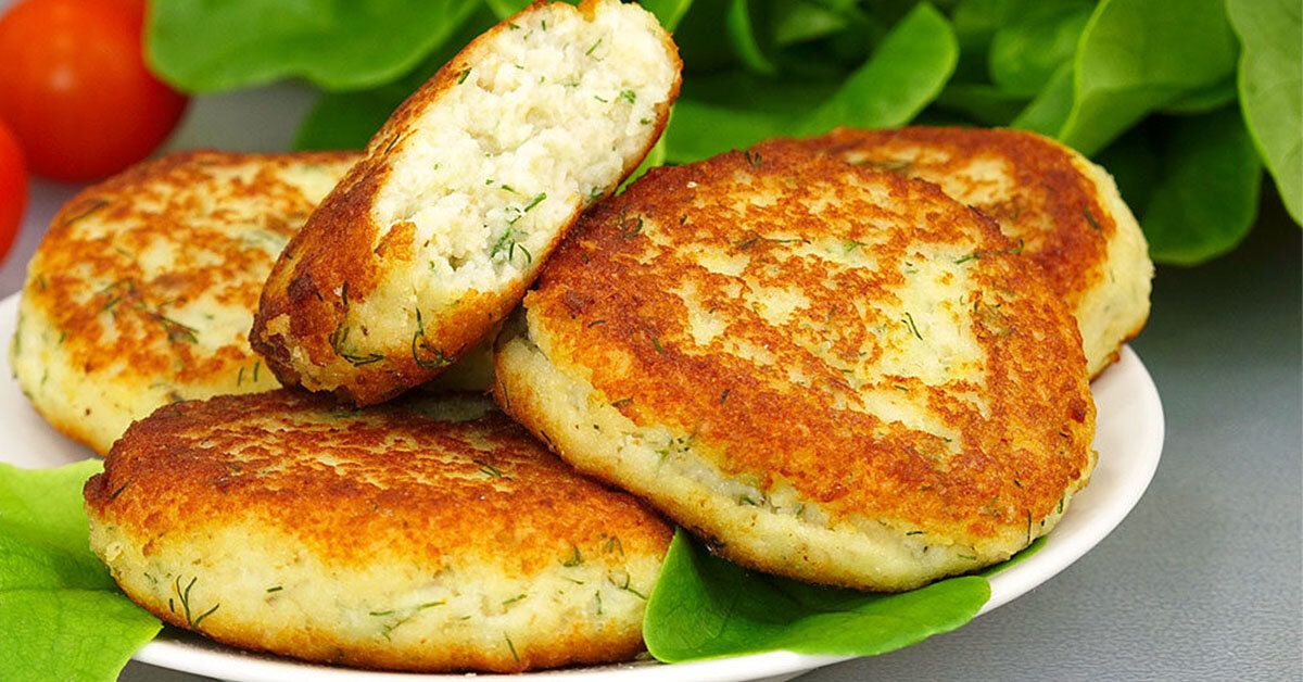Кухня наизнанку рыбные котлеты. Картофельно-рыбные котлеты. Картофельные котлеты. Картофельные котлеты с сельдью. Кухня наизнанку постные картофельные котлеты.