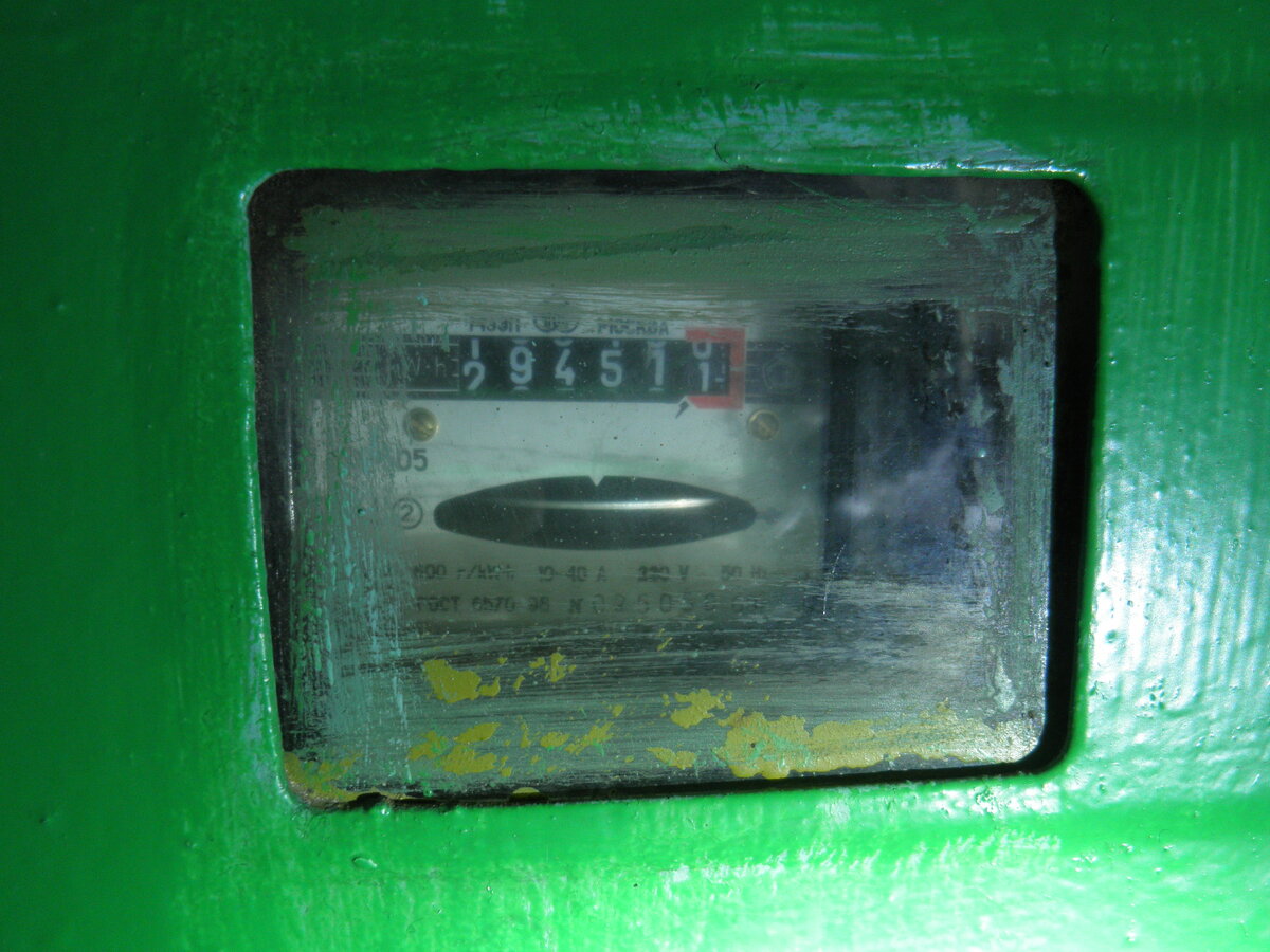 Показания старого электросчётчика