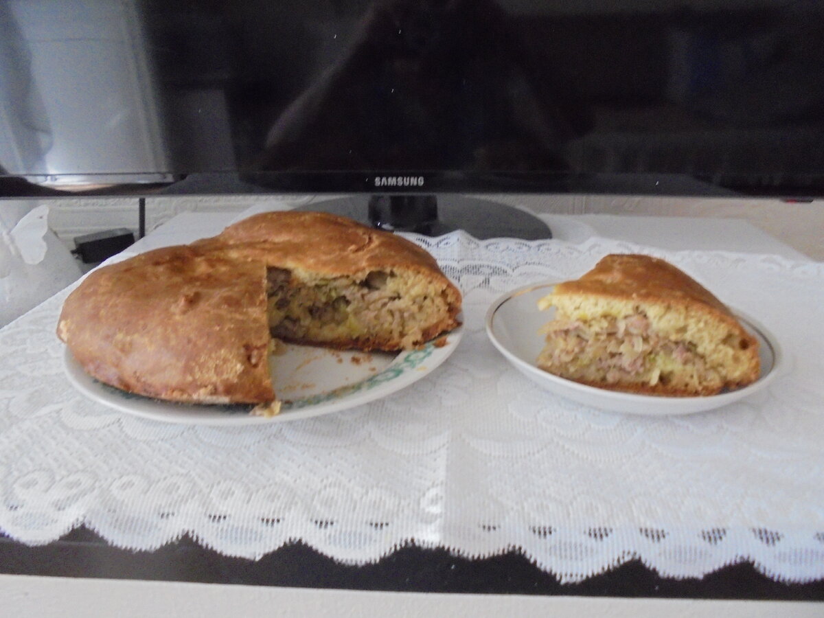 Быстрый пирог с мясом и капустой.