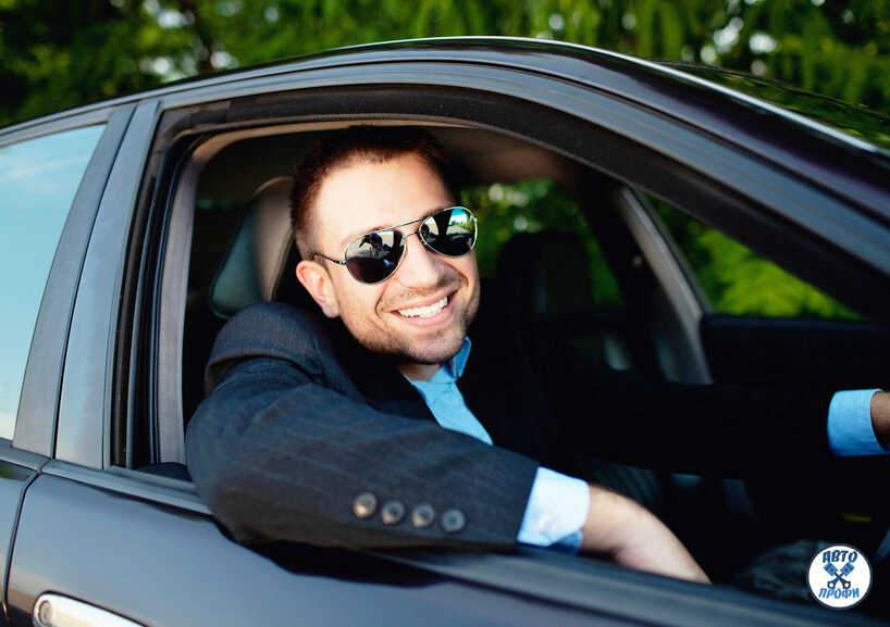 Фото мужчин в очках на машине
