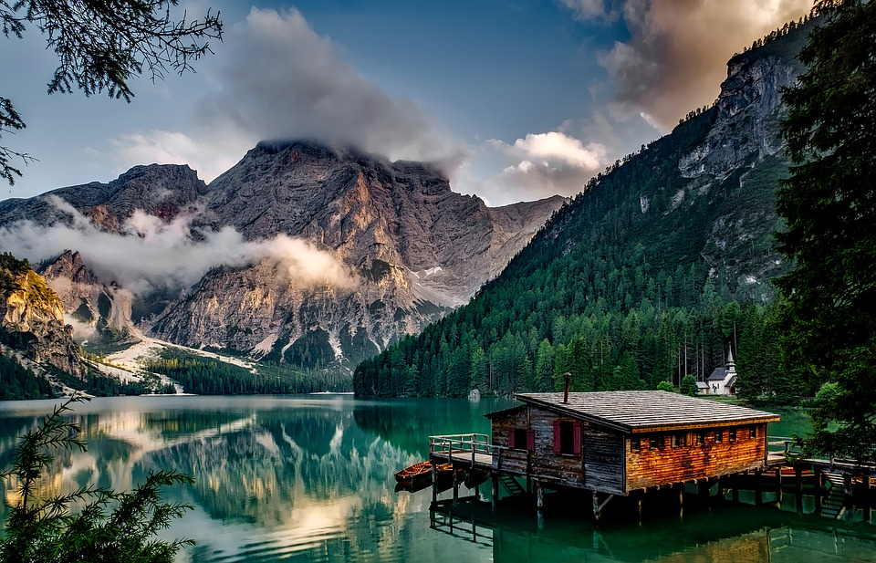 https://pixabay.com/photos/italy-mountains-pragser-wildsee-1587287/