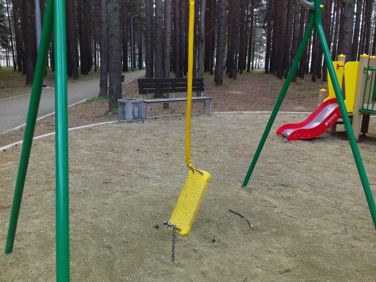 Нет качели. Комсомольский парк Карпинск. Качели для детской площадки. Сломанные качели на детской площадке. Детские качели на площадке.