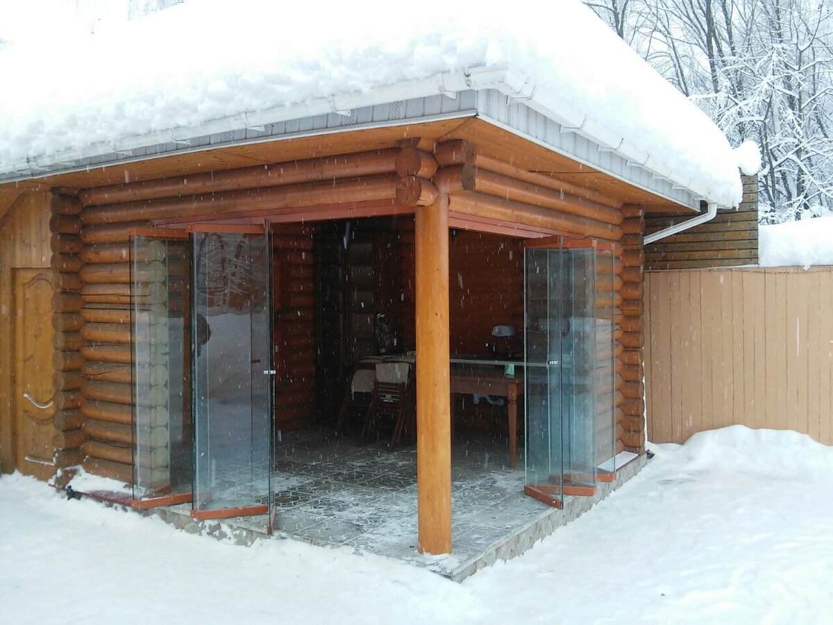 Беседка из дерева с безрамным остеклением