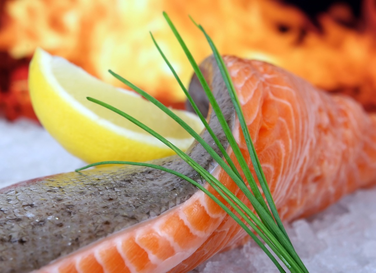 https://cdn.pixabay.com/photo/2016/03/05/20/07/salmon-1238667_1280.jpg