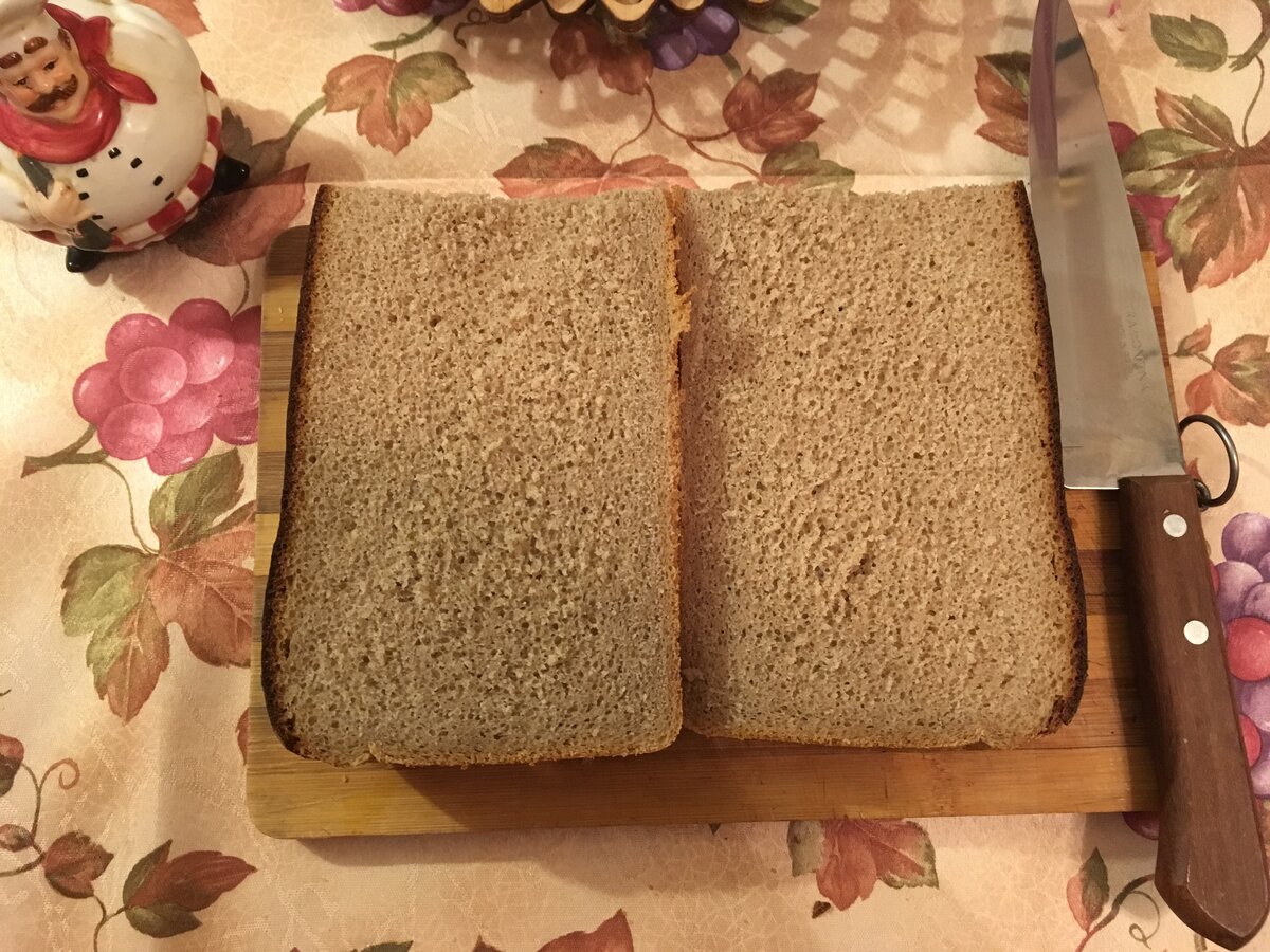 В хлебнице - плесневеет, в холодильнике - сохнет. Где лучше хранить хлеб?