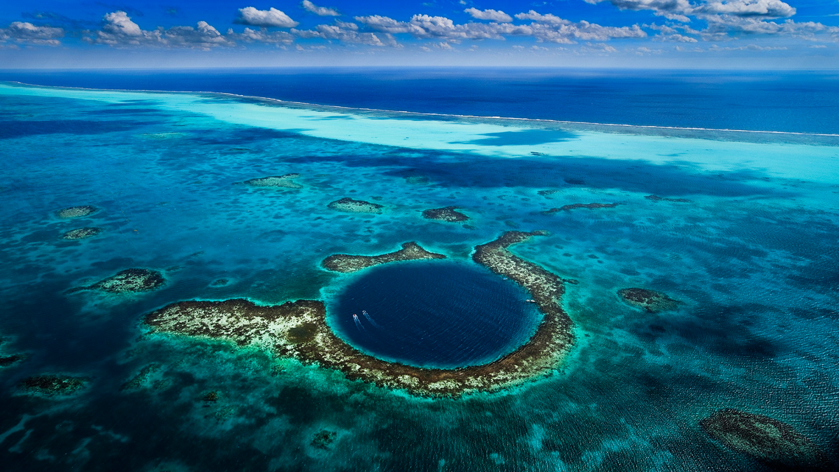 Марианская впадина с высоты птичьего полета.