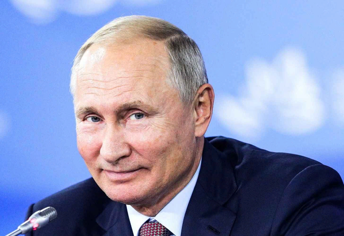 Даже и не представляю, как среди столь плотного графика, как у Владимира Владимировича, можно выкроить час-другой для каких-либо увеселений. Но ему это все же удается, что не может не поразить. И так, давайте же узнаем, какой кинематографичный вкус у Владимира Владимировича Путина. Источник фото: gazeta-pedagogov.ru