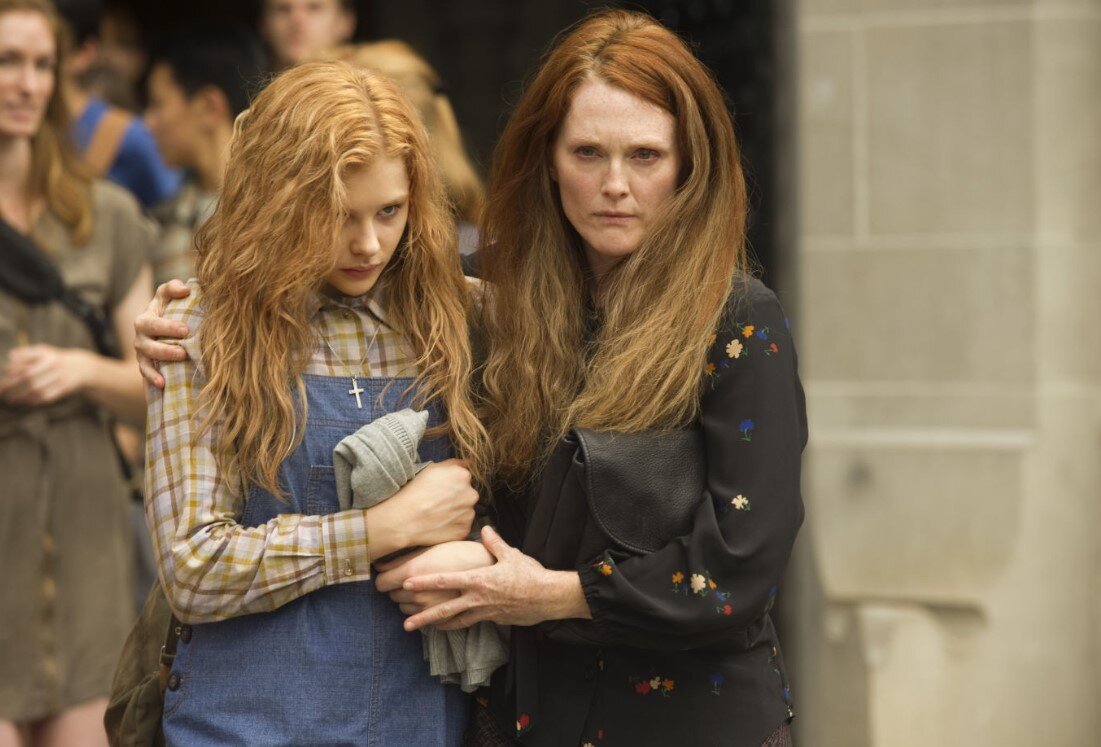 Хлоя Грейс Морец и Джулианна Мур - кадр фильма "Телекинез"