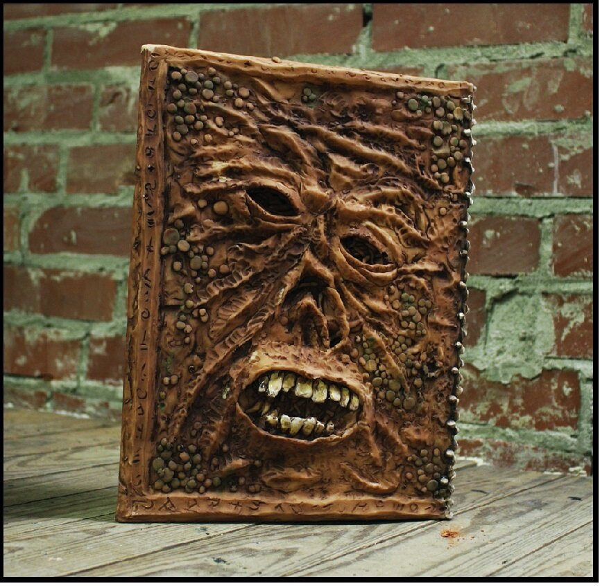 Некрономикон. Фото взято с сайта: https://www.aradani.com/costumearticles/necronomicon/
