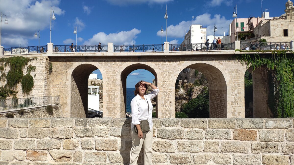 Полиньяно а Маре. Римский мост Лама Монакиле, за которым находится знаменитый пляж Кала Порта