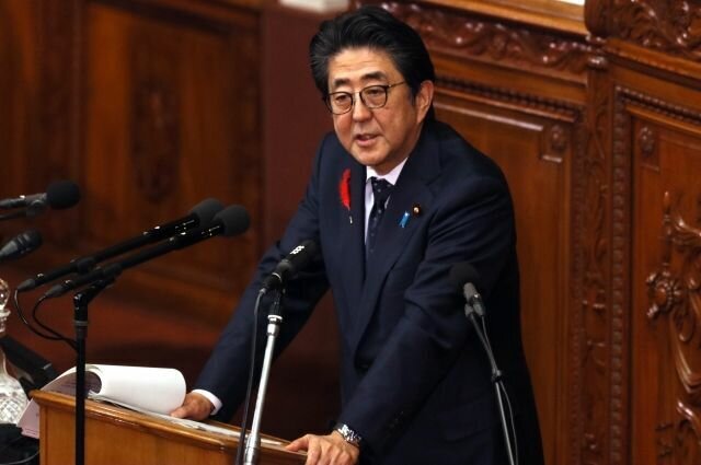 Премьер-министр Японии Синдзо Абэ выступает в парламенте. Фото: www.globallookpress.com / Yoshio Tsunoda