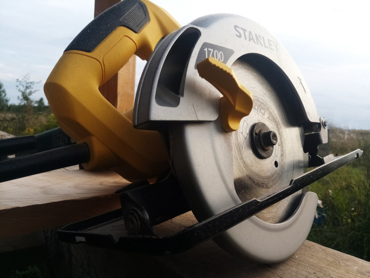 Моя паркетка. Машина ух=) Для меня, непрофессионала, просто отлично. Но если нет, можно ножовкой обычной отпилить. (только надо брать хорошую и острую)