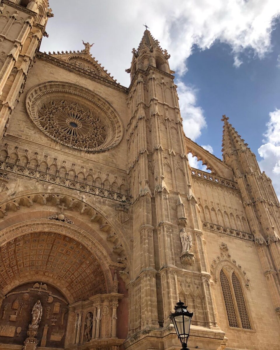 Архитектурный шедевр Пальмы — готический собор, построенный на месте мечети, до которой в свою очередь там был римский храм. Он возвышается над городскими стенами, которые когда-то стояли на самом краю берега моря. Надо ли мне рассказывать, какой оттуда вид? 