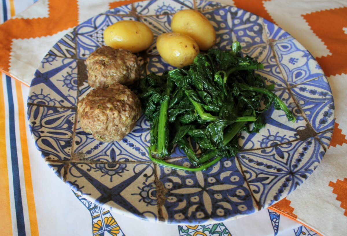 Я в этот раз подавала фриарьелли с котлетами 