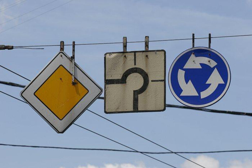 Знаки противоречат друг другу. Новые дорожные знаки. Противоречивые дорожные знаки. Комбинации дорожных знаков. Дорожный знак над дорогой.