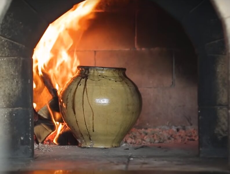 горшок с кашей в печи