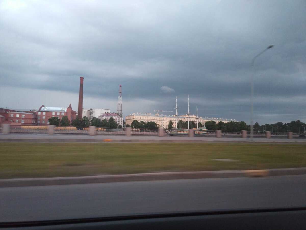 По дороге в Кронштадт. Тучи собираются. 