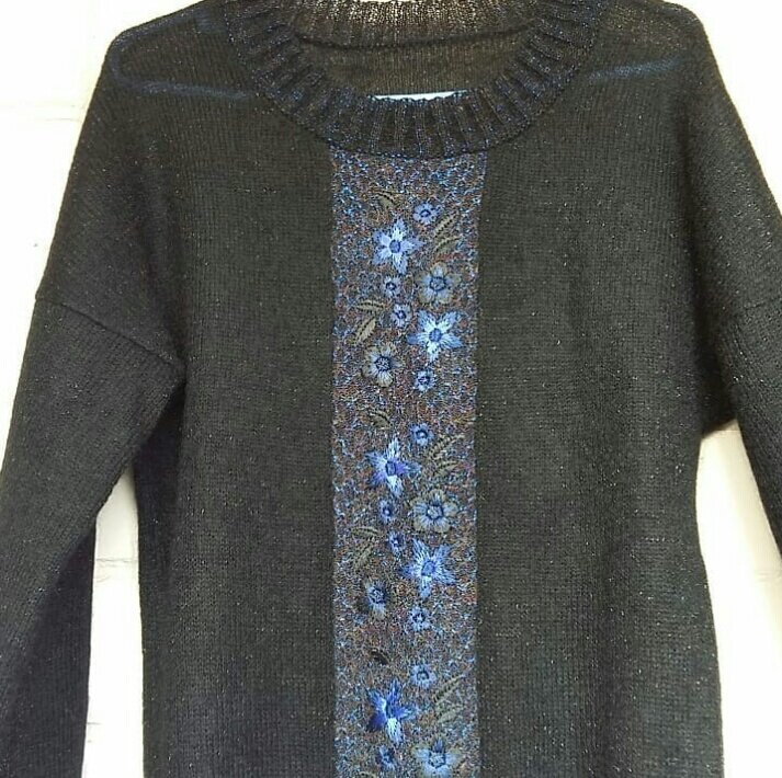 Пуловер из итальянского супер-кид мохера. Центральная полоса украшена машинной вышивкой, имитирующей ручную.