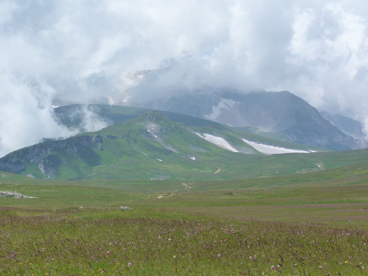 Потрясающий вид на склон горы Оштен