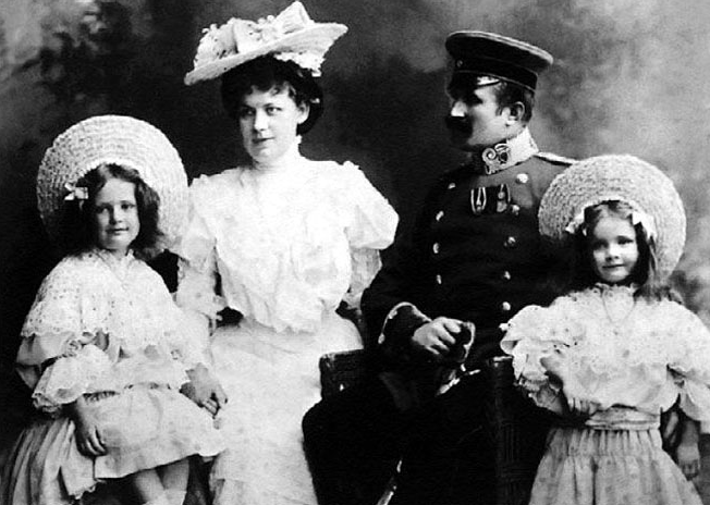 Родители Марлен, её сестра Элизабет и она. Источник: Яндекс-картинки.