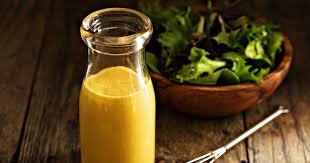 Понадобится:                                                                                                                                                  Оливковое масло - 1ст.л.
Мед - 1ст.л.
Горчица сладкая - 1ст.л.
Лимонный сок - 1ч.л. 
Соль 
Перец
Все ингредиенты смешиваем в миске и оставляем на 15 минут. Соль добавляем для баланса, а не для того что бы заправка была соленой. 